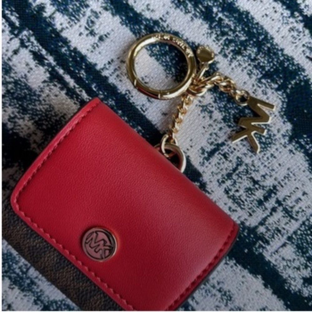 Michael Kors Jet Set Travel AirPod Case